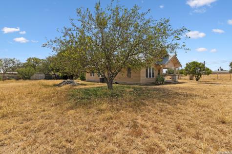 201 E Harris Street Dilley TX 78017