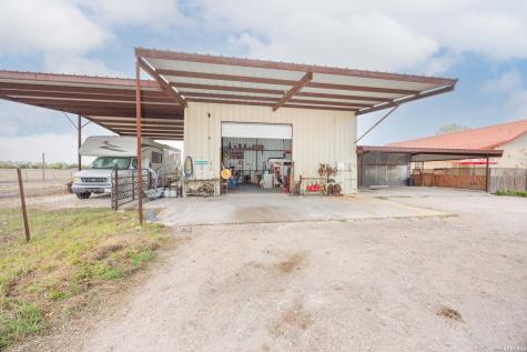 15980 County Road 582 Lacoste TX 78039