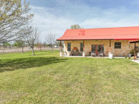 15980 County Road 582 Lacoste TX 78039