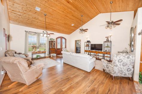 15980 County Road 582 Lacoste TX 78039