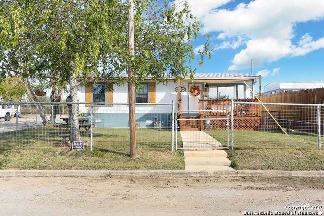 404 10th Street Poteet TX 78065