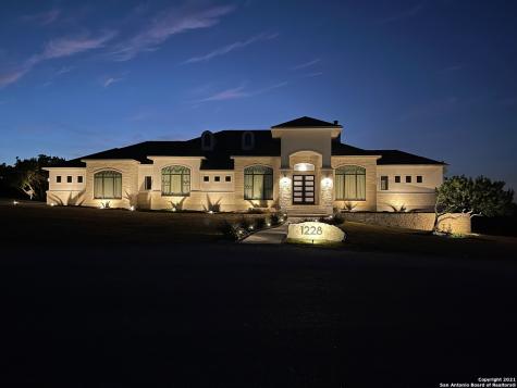 1228 County Road 2801 E Mico TX 78056