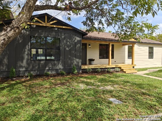 1504 S 2nd Street Floresville TX 78114