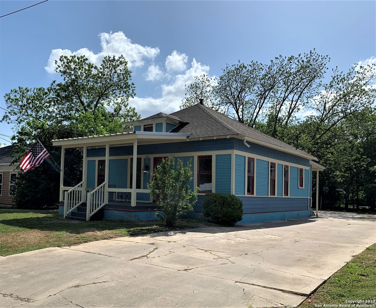 1214 N Milam Street Seguin TX 78155