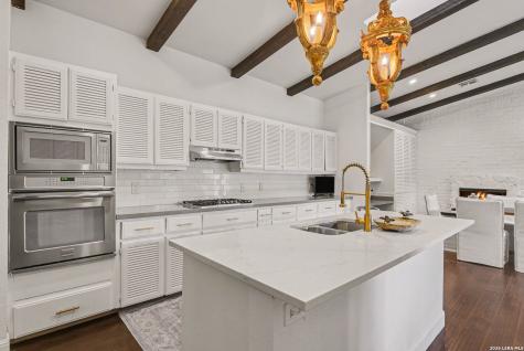 7062 Mccullough Avenue San Antonio TX 78216