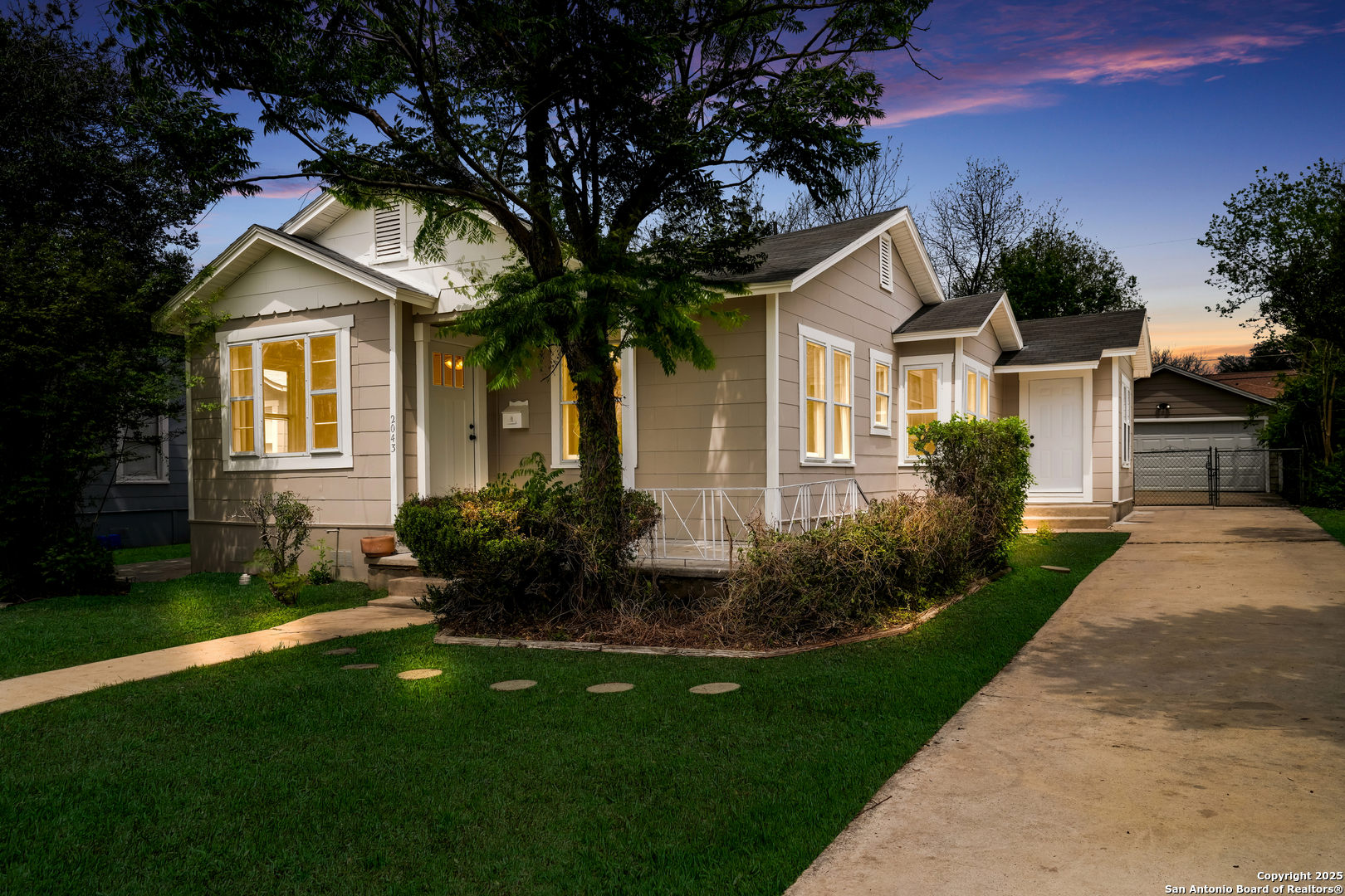 2043 W Woodlawn Avenue San Antonio TX 78201