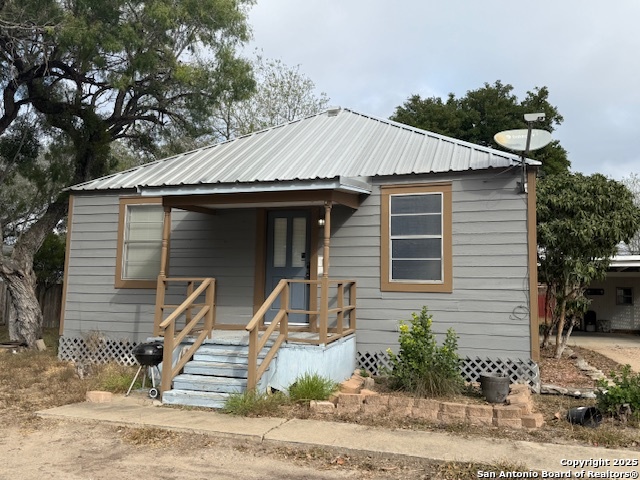 305 E Thornton Street Three Rivers TX 78071