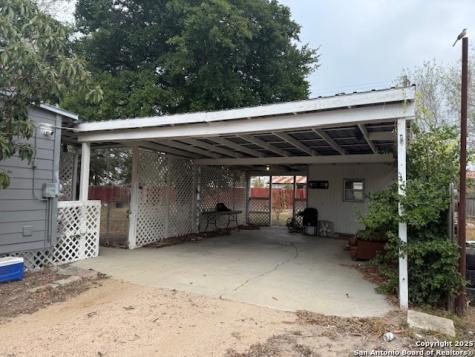 305 E Thornton Street Three Rivers TX 78071
