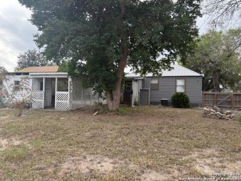 305 E Thornton Street Three Rivers TX 78071