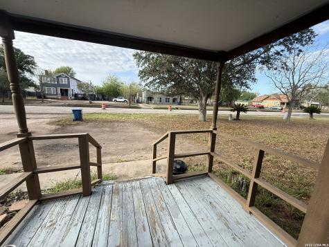 305 E Thornton Street Three Rivers TX 78071
