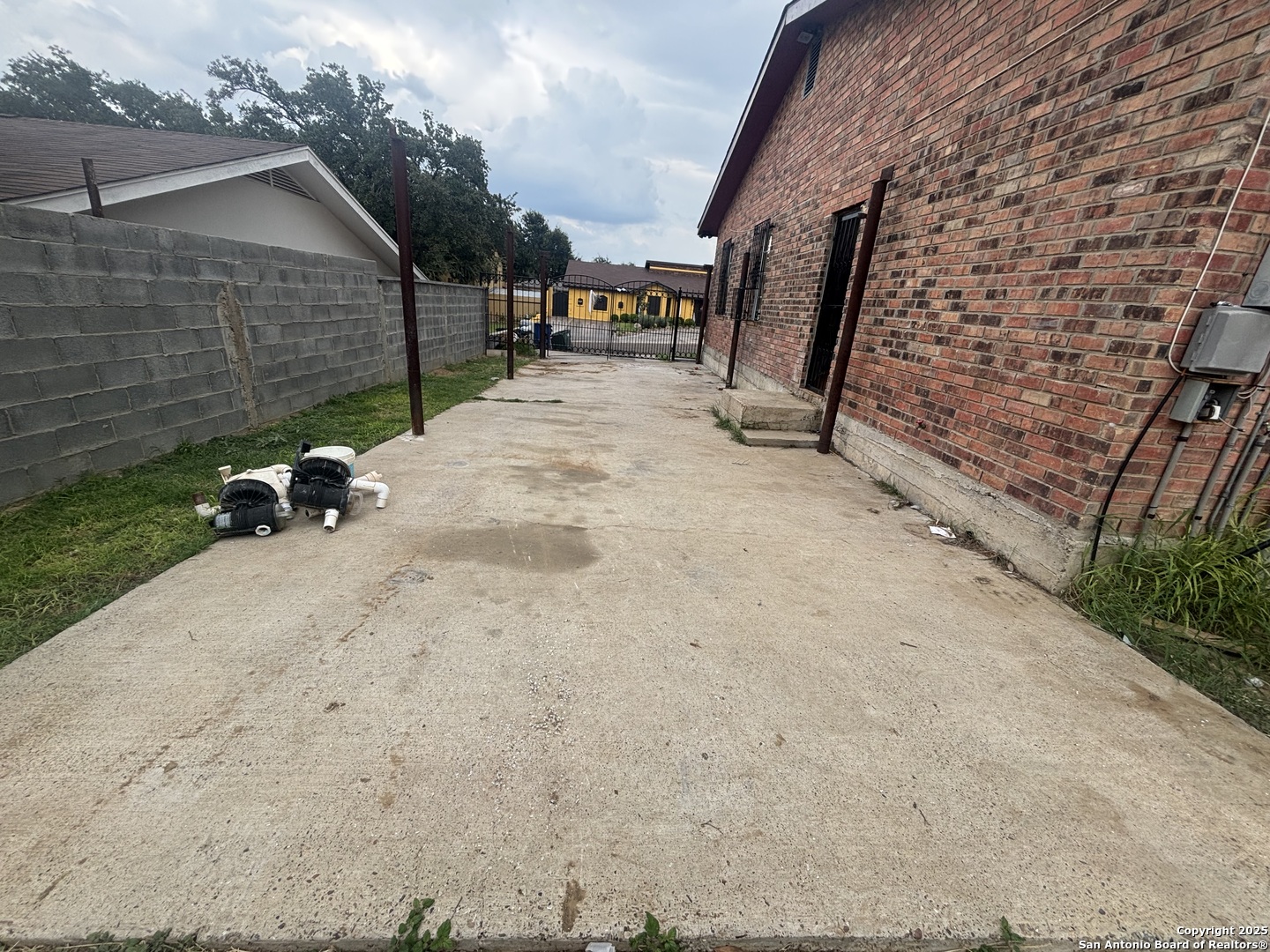 205 Sunset Loop Laredo TX 78046