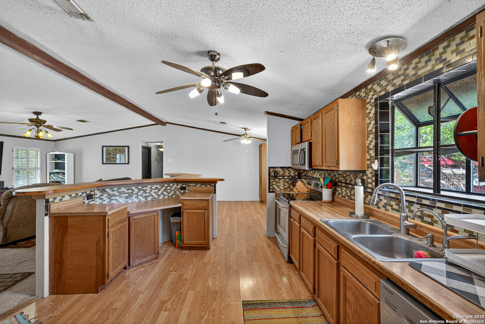 455 Oak View Drive Lakehills TX 78063