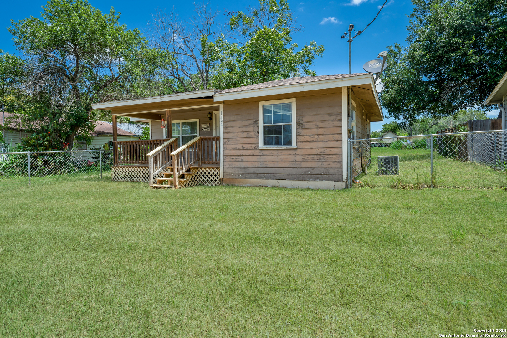1206 7th Street Floresville TX 78114