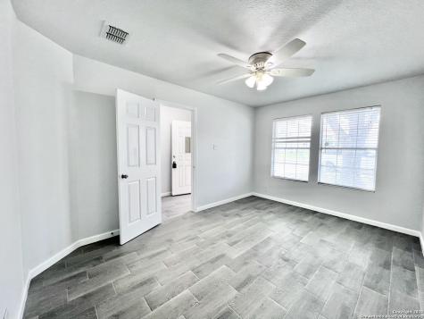 5807 Barton Hollow San Antonio TX 78249