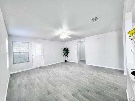 5807 Barton Hollow San Antonio TX 78249