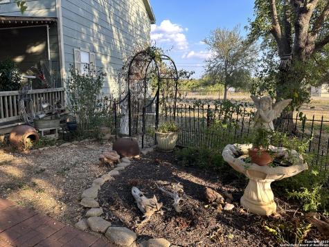 427 Spur Trail Seguin TX 78155