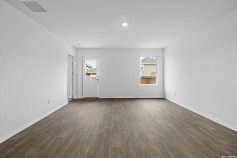 12552 Spoor Valley Converse TX 78109