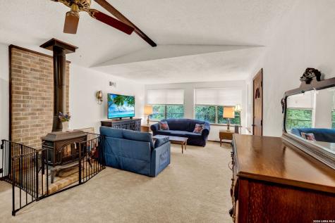 137 Hilltop Loop East Lakehills TX 78063