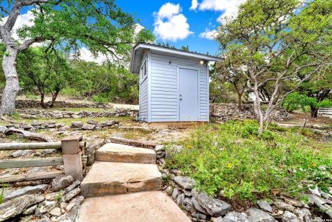 137 Hilltop Loop East Lakehills TX 78063