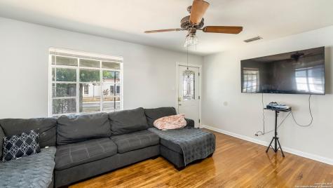 1722 Alametos San Antonio TX 78201