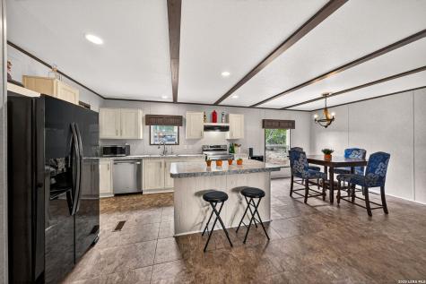 889 E 24th Lakehills TX 78063