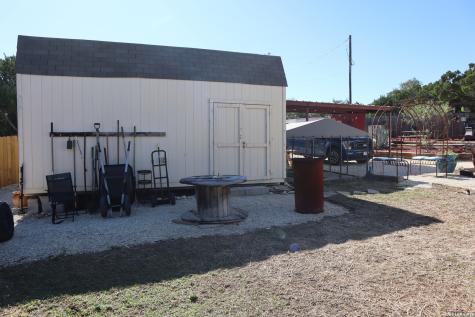889 E 24th Lakehills TX 78063