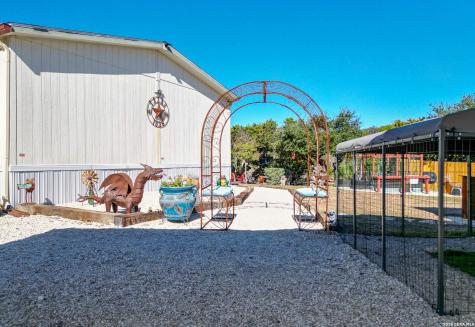 889 E 24th Lakehills TX 78063