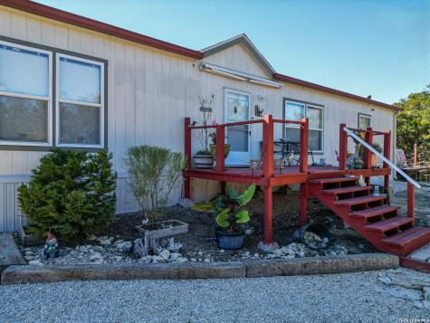 889 E 24th Lakehills TX 78063