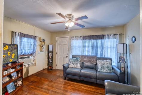 1104 Avenue S Hondo TX 78861
