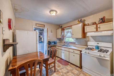 1104 Avenue S Hondo TX 78861