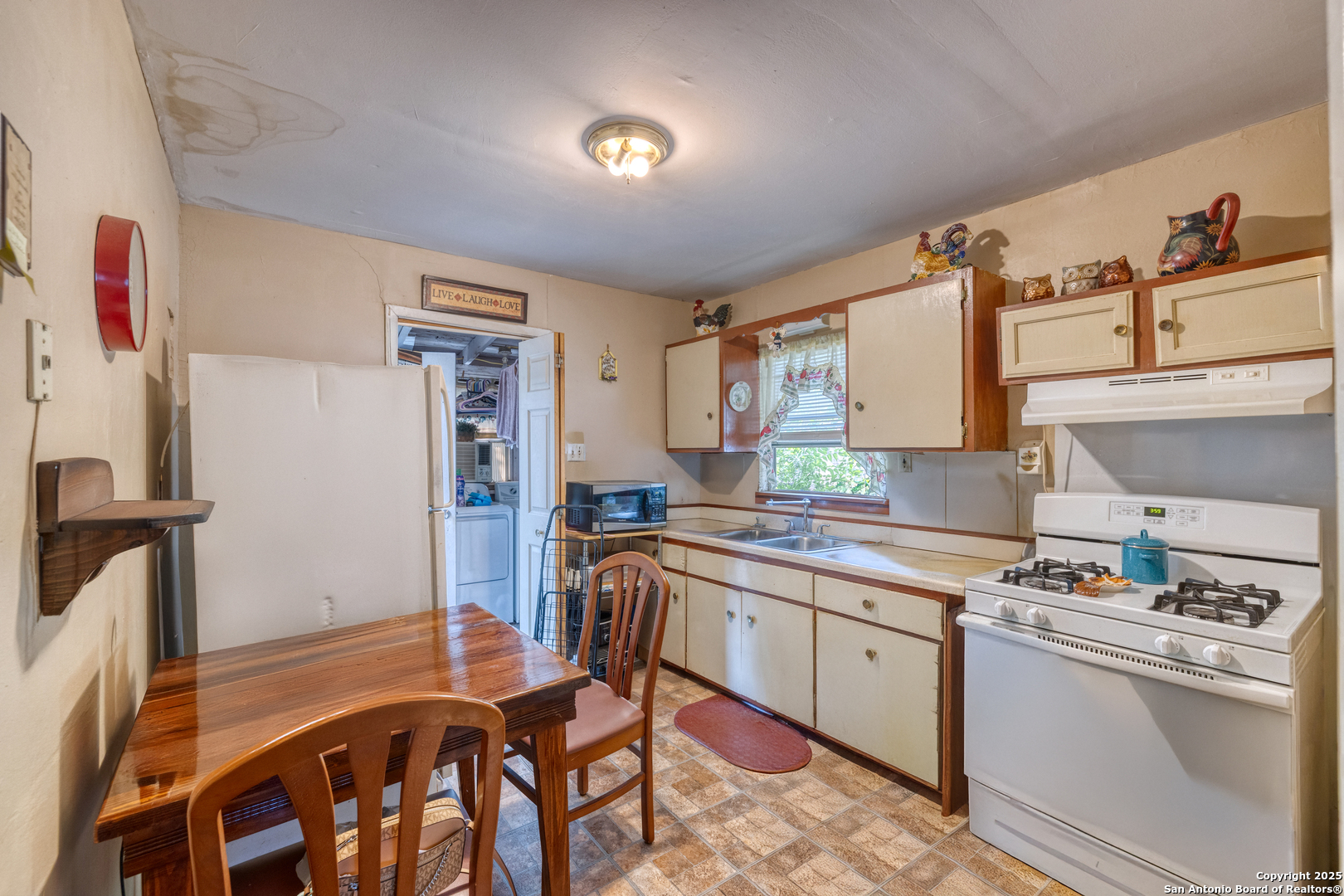 1104 Avenue S Hondo TX 78861