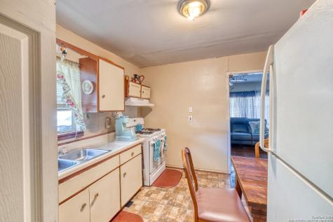 1104 Avenue S Hondo TX 78861