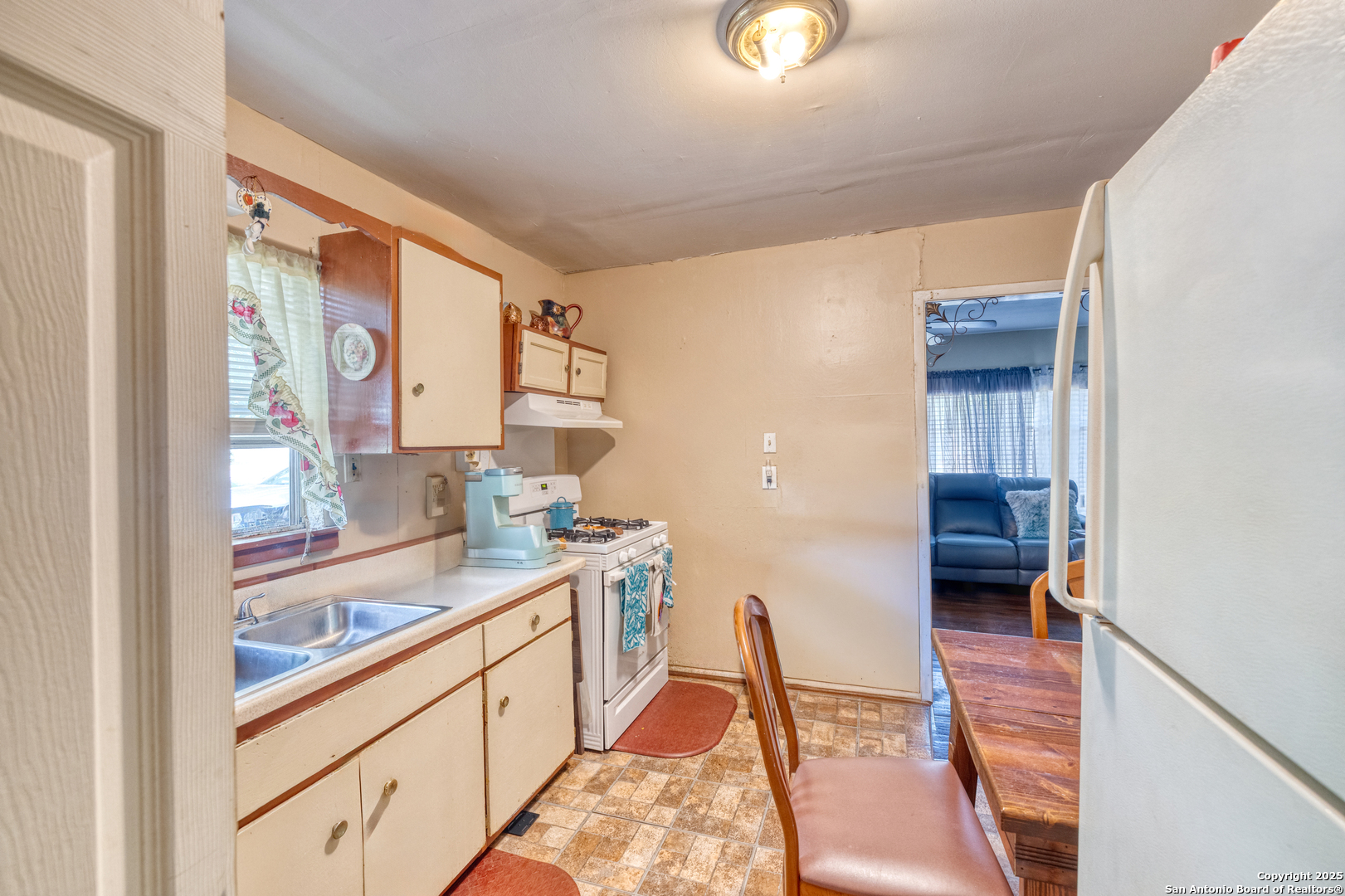 1104 Avenue S Hondo TX 78861