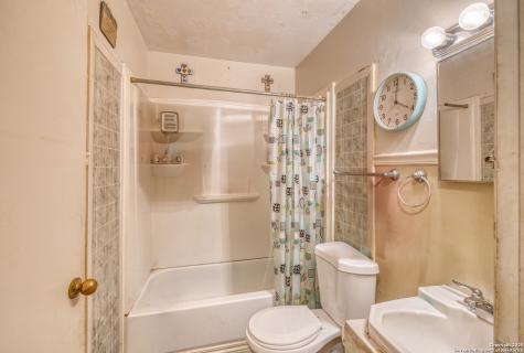 1104 Avenue S Hondo TX 78861