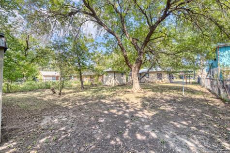 1104 Avenue S Hondo TX 78861