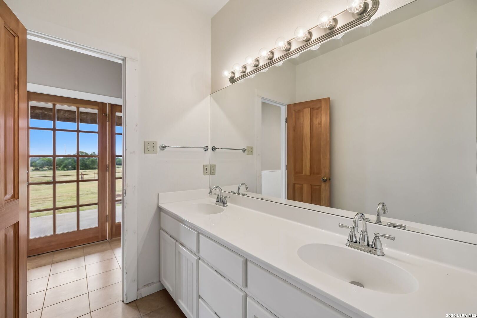 48 Holiday Road Comfort TX 78013