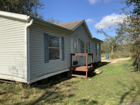 807 W Holmes Street Nixon TX 78140