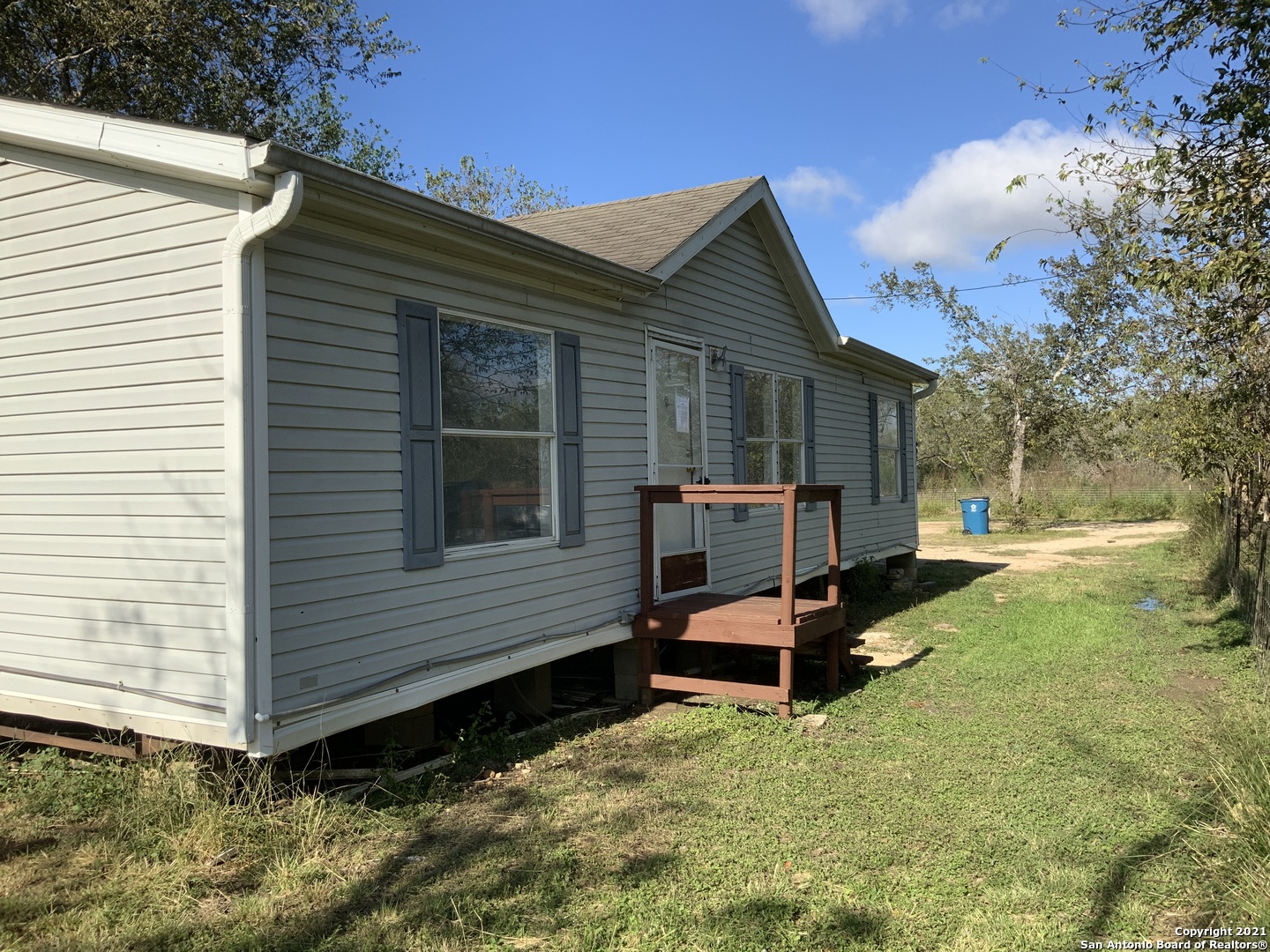 807 W Holmes Street Nixon TX 78140