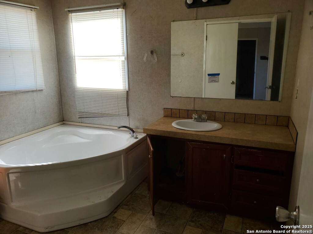 754 Kayroe Road Adkins TX 78101