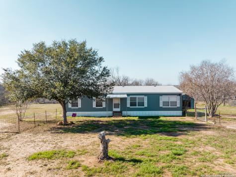 130 Country View Lane Floresville TX 78114