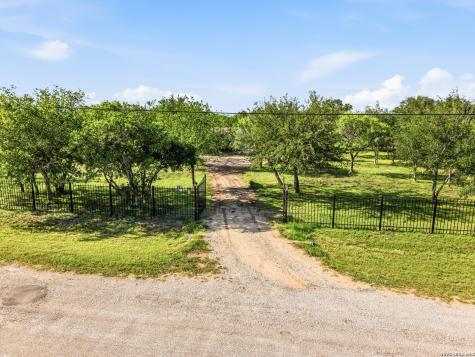 651 County Road 4647 Hondo TX 78861
