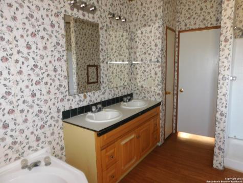 110 Crestfield Drive Pleasanton TX 78064