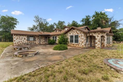 149 S Woodlawn Street Pearsall TX 78061