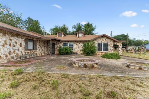 149 S Woodlawn Street Pearsall TX 78061