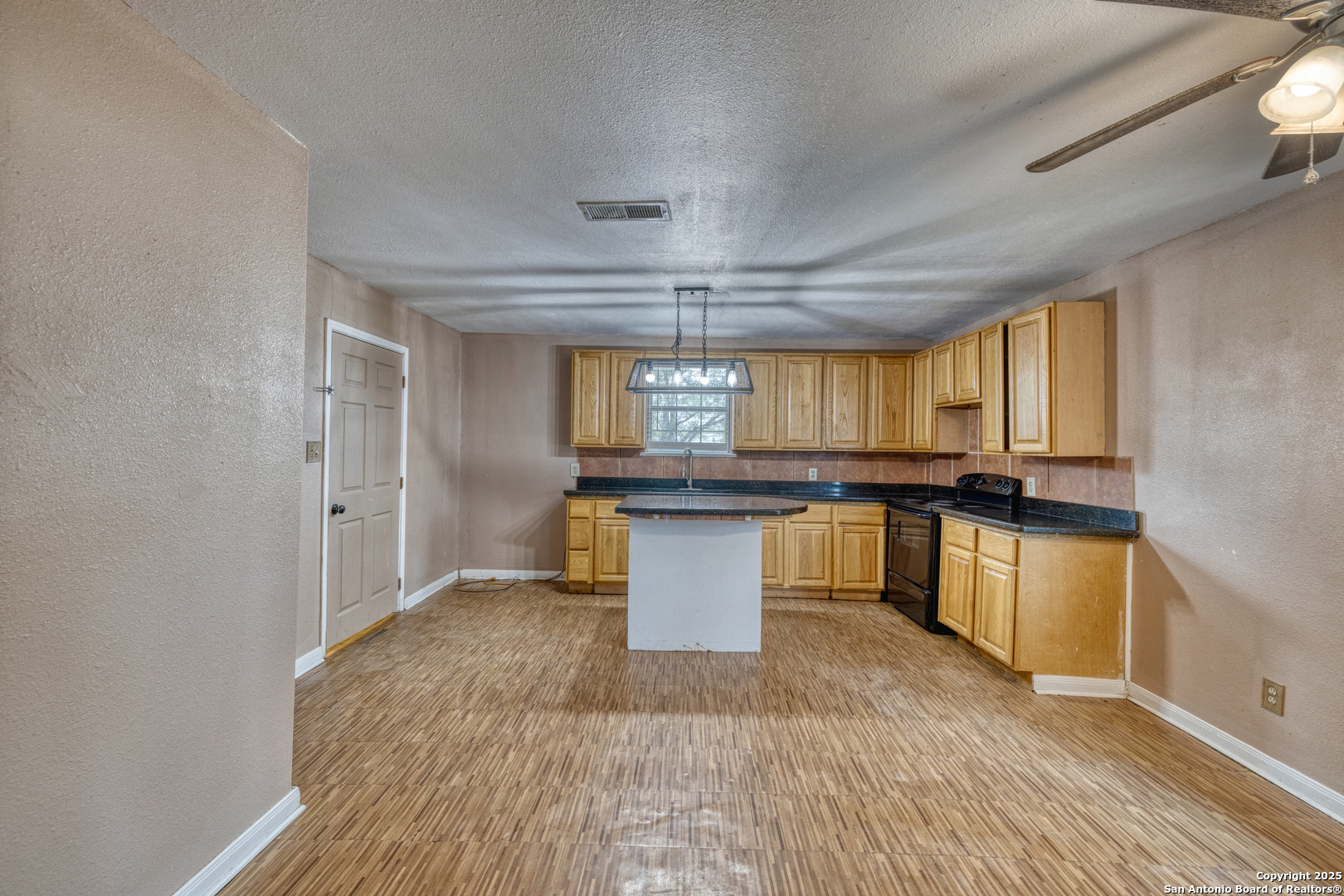 98 Guayacan Carrizo Springs TX 78834