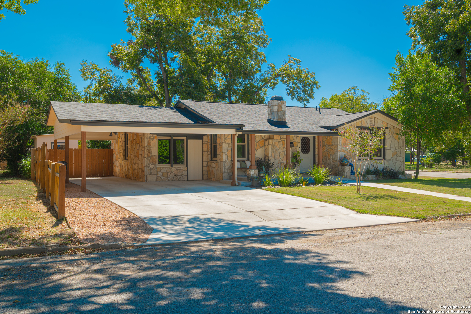 801 E Krezdorn Street Seguin TX 78155