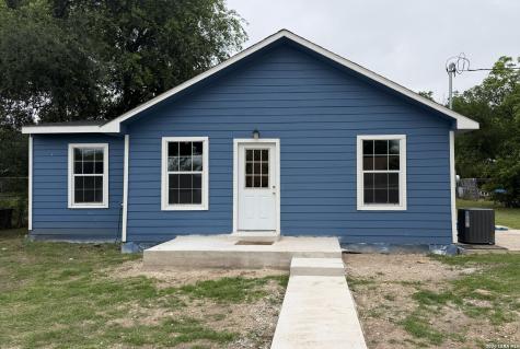 108 W Knippa Street Uvalde TX 78801