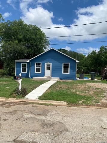 108 W Knippa Street Uvalde TX 78801