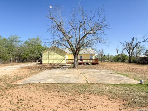 680 W County Road 678 Natalia TX 78059