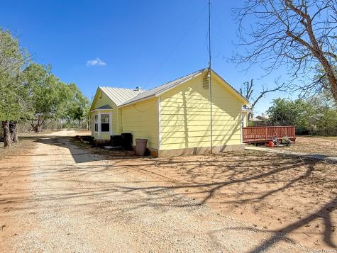 680 W County Road 678 Natalia TX 78059